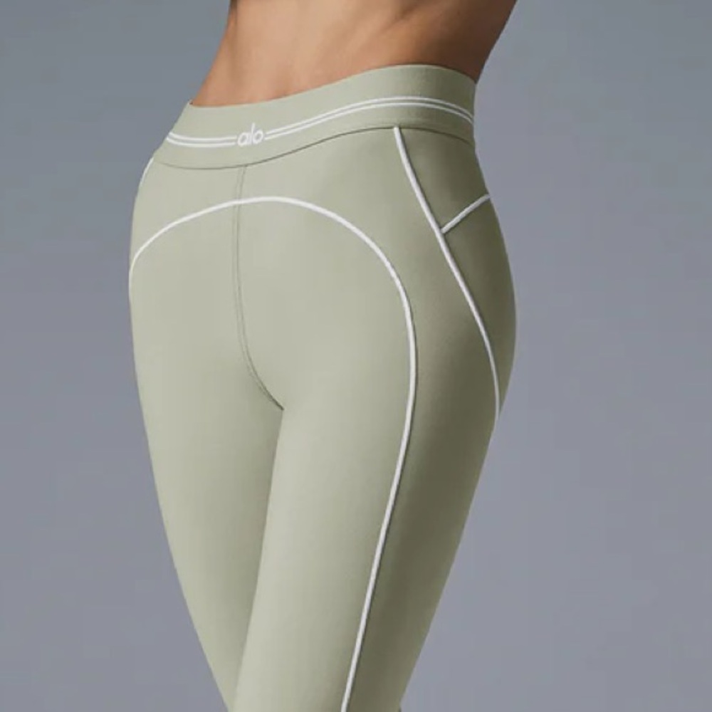Alo Yoga Airbrush Heart Throb Legging in limited Limestone